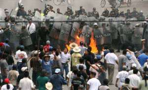Los ejidatarios de San Salvador Atenco enfrentaron a los elementos de la polica del estado de Mxico que intentaron desalojar a vendedores ambulantes en el municipio de Texcoco