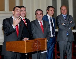 Capriles y algunos de sus principales anfitriones: Jorge Pizarro, presidente DC del Senado; Eduardo Frei Ruiz Tagle, ex presidente DC (de la República); Fulvio Rossi, senador PS; y Patricio Walker, senador DC.