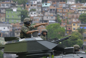 br milicos en favela