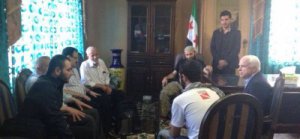 John McCain se reúne con el estado mayor del Ejército Sirio Libre. Durante el encuentro conversa precisamente con Ibrahim al-Badri, el hoy autoproclamado califa Ibrahim. El hombre con gafas que aparece en la foto es el general Salim Idris