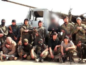 En el centro de la foto, Abu Anisah al-Khazakhi, el primer yihadista chino del «Emirato Islámico» muerto en combate, no era uigur sino kazajo