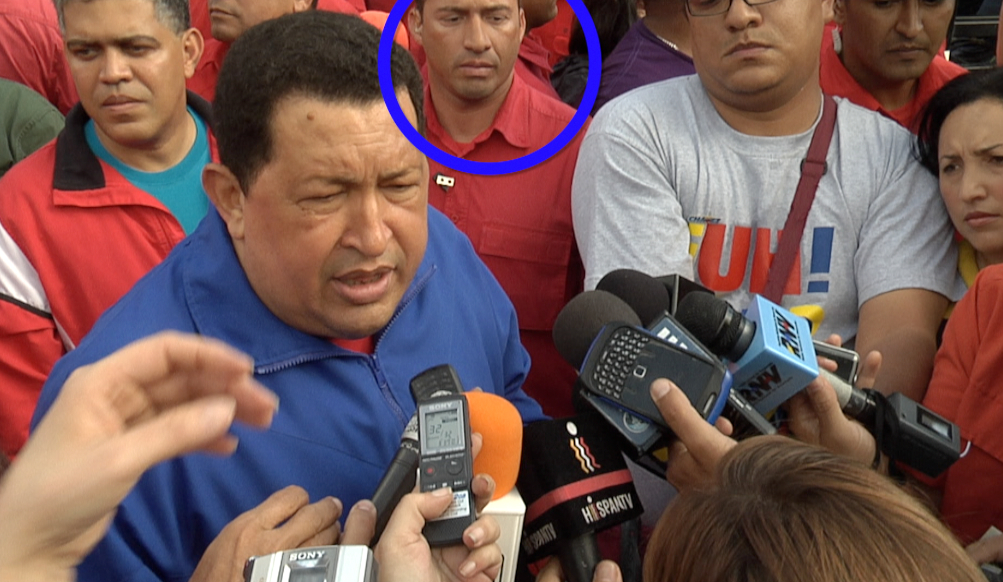 Salazar en el primer anillo de seguridad del presidente Chávez, en un acto de campaña en Petare. 
