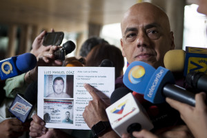 (151126) -- CARACAS, noviembre 26, 2015 (Xinhua) -- Jorge Rodríguez, jefe del Comando de Campaña Bolívar-Chávez, conversa con representantes de los medios de comunicación frente a la sede del Consejo Nacional Electoral (CNE), en Caracas, Venezuela, el 26 de noviembre de 2015. Jorge Rodríguez reveló el jueves que el dirigente de Acción Democráica (AD), fallecido el miércoles en Guárico, Luis Manuel Dpiaz, tenía abierta una averiguación por homicidio intencional y era miembro de la banda "Los Plateados", de acuerdo con información de la prensa local. (Xinhua/Str) (bv) (ah) (sp)