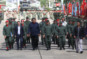(151212) -- CARACAS, diciembre 12, 2015 (Xinhua) -- Imagen cedida por la Presidencia de Venezuela, del presidente venezolano Nicolás Maduro (3-i-frente), asistiendo a la salutación de Navidad y Año Nuevo a elementos de la Fuerza Armada Nacional Bolivariana (FANB), en el Fuerte Tiuna de Caracas, Venezuela, el 12 de diciembre de 2015. El presidente de Venezuela, Nicolás Maduro, anunció el sábado nuevos planes estratégicos para el despliegue de seguridad en la frontera con Colombia para el primer trimestre de 2016. (Xinhua/Presidencia de Venezuela) (da) (fnc) ***NO ARCHIVO-NO VENTAS*** ***SOLO USO EDITORIAL***