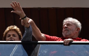 L-ancien-president-bresilien-Lula-Silva-presidente-exercice-Dilma-Rousseff-saluent-leurs-partisans-5-mars-2016-Sao-Paulo_0_1400_887