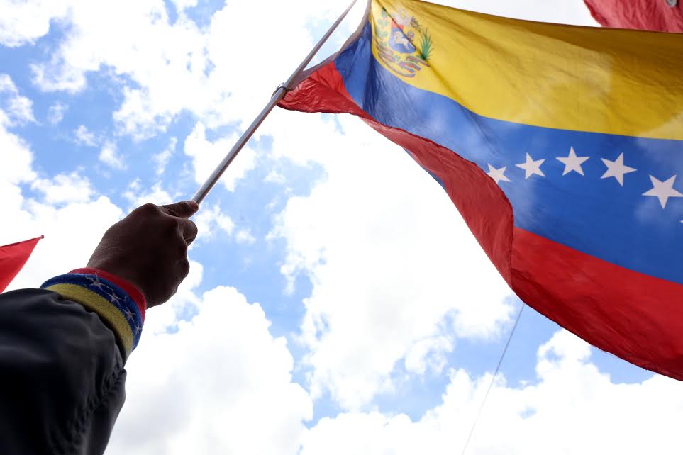 (160901) -- CARACAS, septiembre 1, 2016 (Xinhua) -- Una persona sostiene una bandera nacional venezolana durante una manifestación denominada "Pueblo Patriota se moviliza en Defensa de la Paz y la Estabilidad de la Democracia Revolucionaria", en Caracas, Venezuela, el 1 de septiembre de 2016. Opositores al gobierno venezolano, así como seguidores del presidente Nicolás Maduro y el sector oficialista, llevan a cabo el jueves sendas movilizaciones en la ciudad de Caracas (capital). (Xinhua/Gregorio Terán/AVN) (av) (da) (fnc)